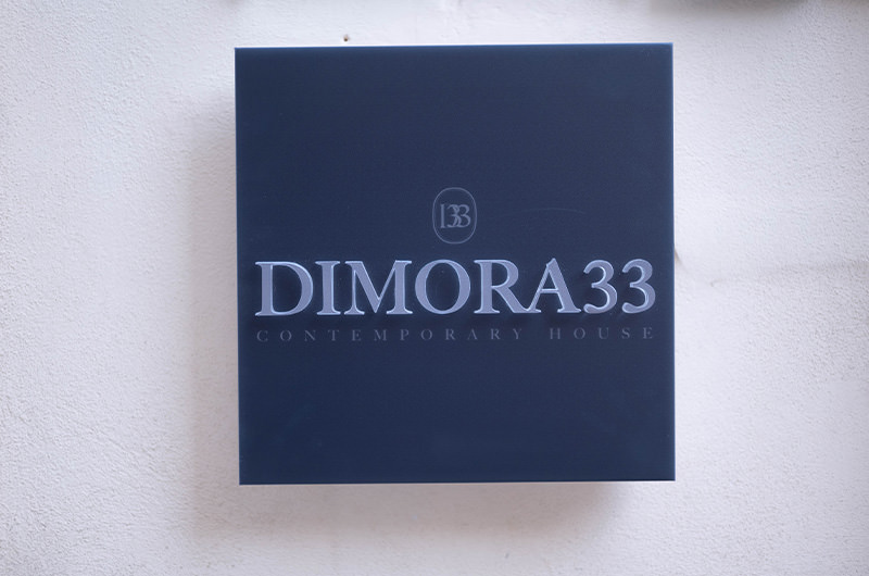 Targa esterna Dimora33 Contemporary House all'ingresso del palazzo, primo piano scala D