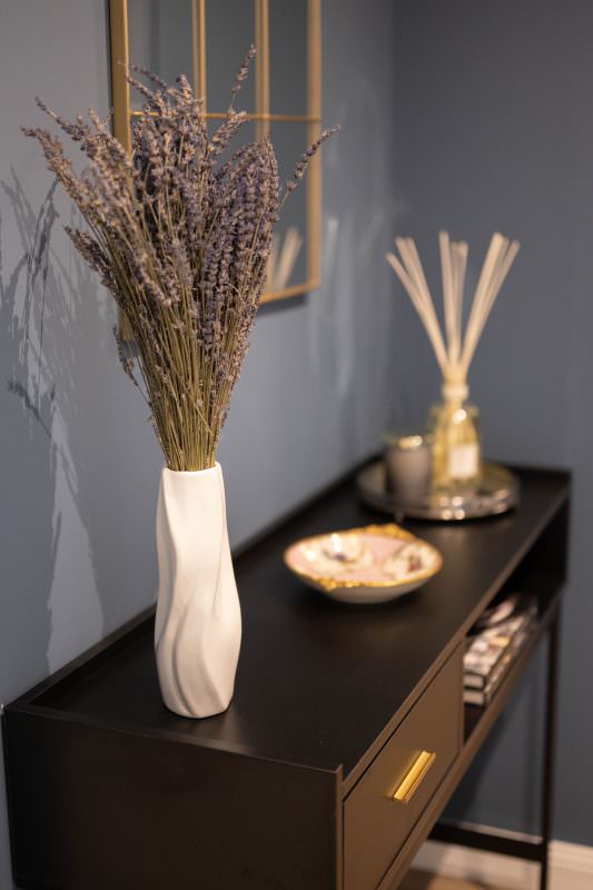 Dettaglio della consolle con lavanda essiccata e diffusore di essenze