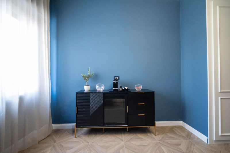 Angolo caffè con credenza nera e macchina espresso