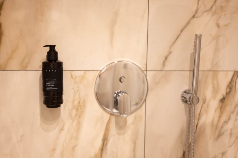 Doccia in marmo con miscelatore, doccetta e dispenser di sapone
